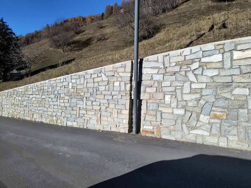 operai posa cordoli cantiere stradale