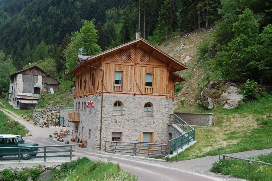 chalet legno pietra val di rabbi