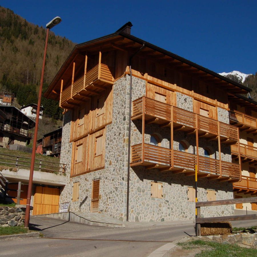 costruzione-pareti-pietra-balconi-legno