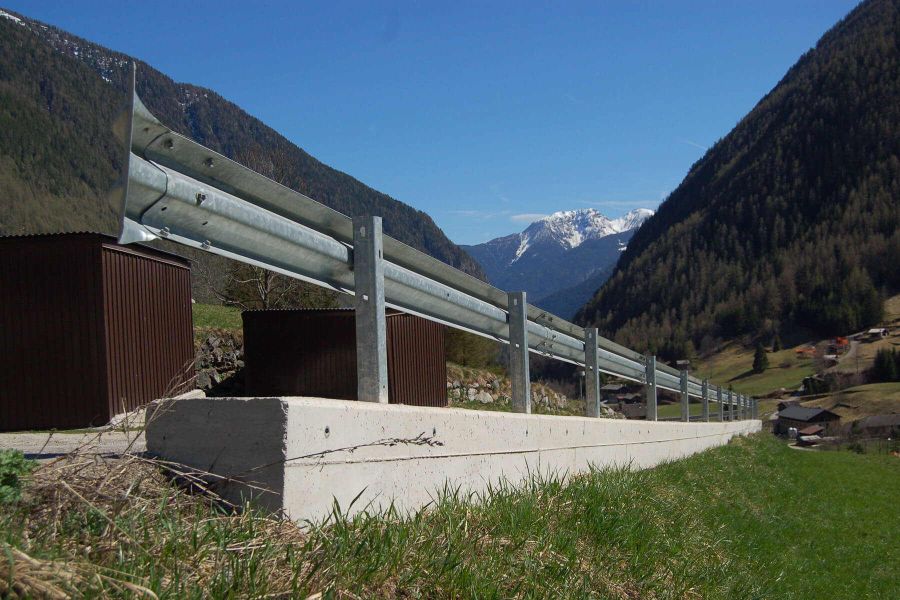dettaglio guardrail strada