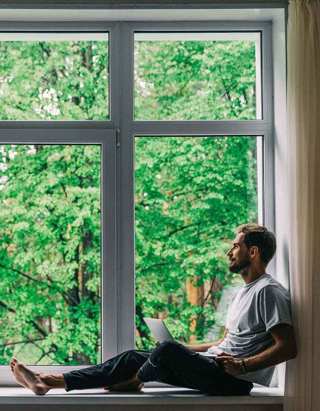 uomo appartamento finestra